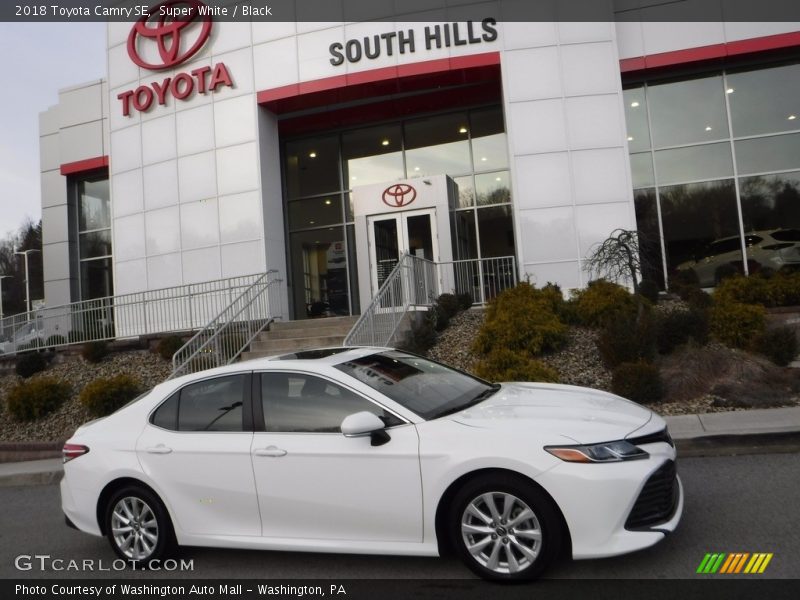Super White / Black 2018 Toyota Camry SE