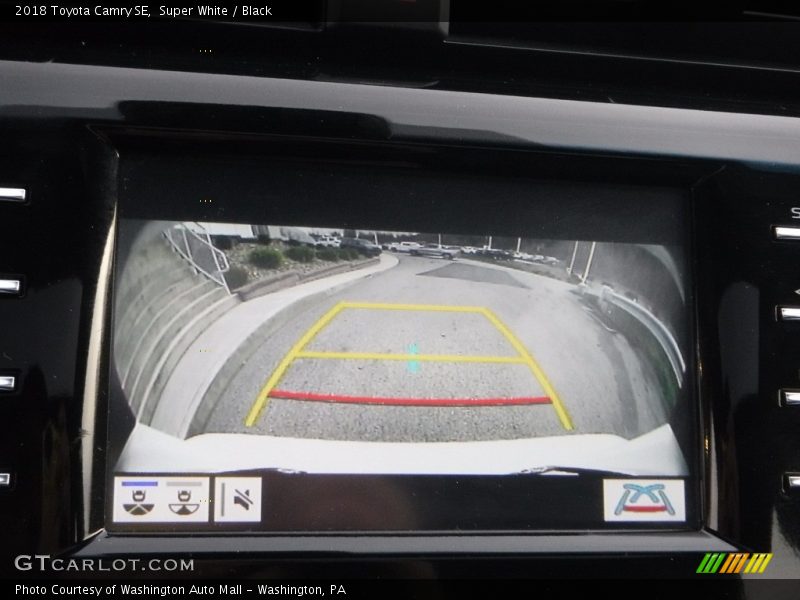 Super White / Black 2018 Toyota Camry SE