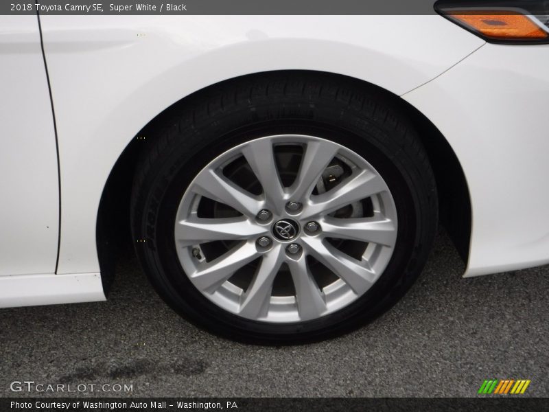 Super White / Black 2018 Toyota Camry SE