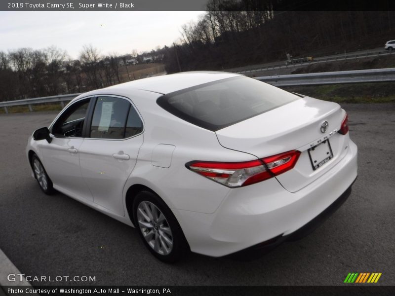 Super White / Black 2018 Toyota Camry SE