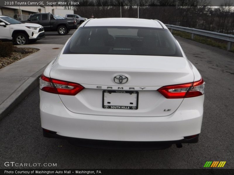 Super White / Black 2018 Toyota Camry SE