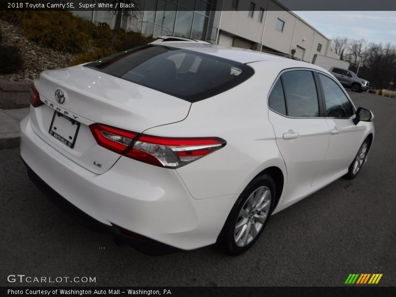 Super White / Black 2018 Toyota Camry SE