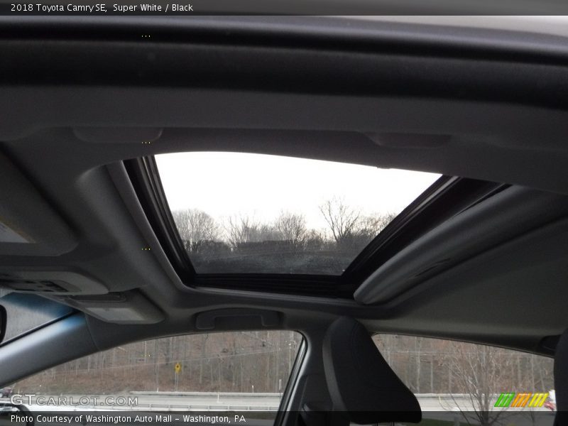 Super White / Black 2018 Toyota Camry SE
