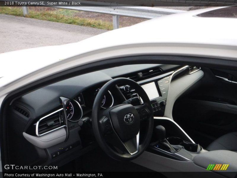 Super White / Black 2018 Toyota Camry SE