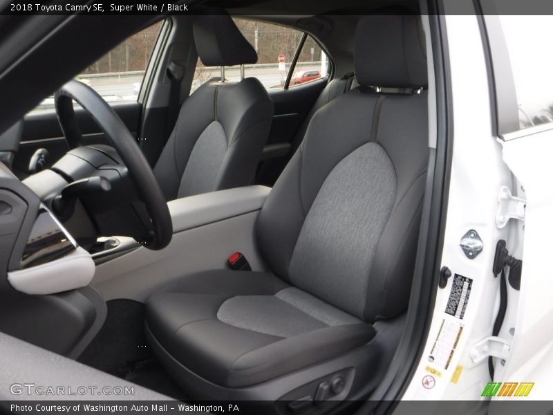Super White / Black 2018 Toyota Camry SE