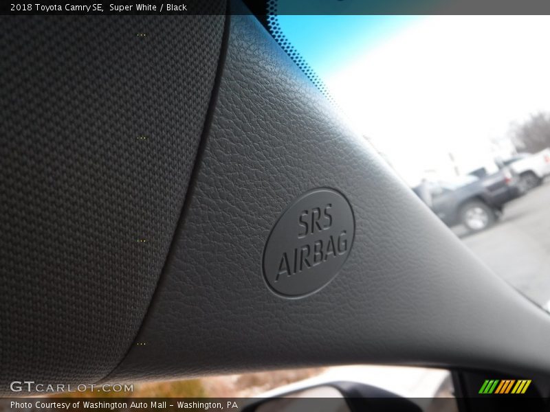 Super White / Black 2018 Toyota Camry SE