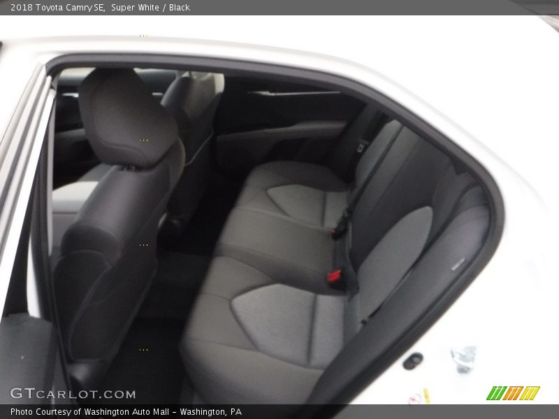 Super White / Black 2018 Toyota Camry SE