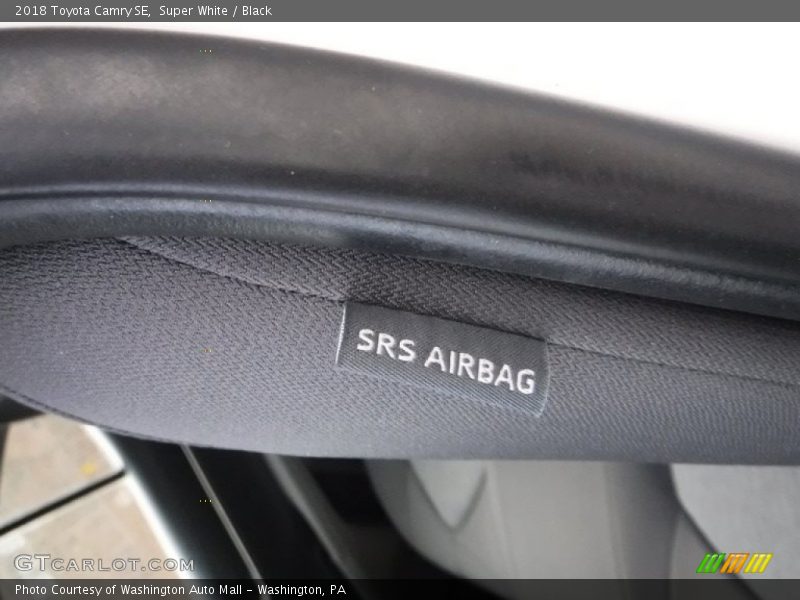 Super White / Black 2018 Toyota Camry SE