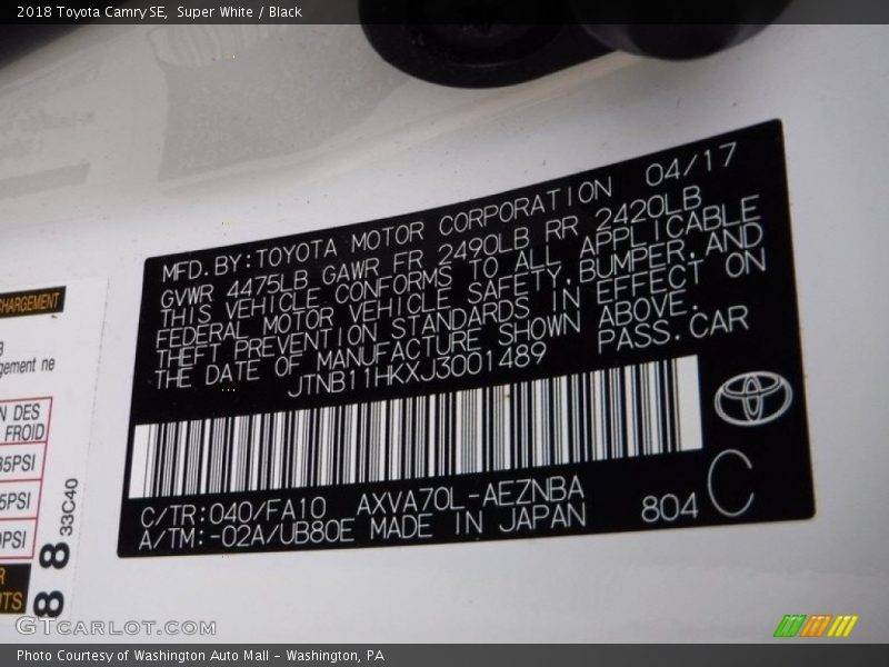Super White / Black 2018 Toyota Camry SE