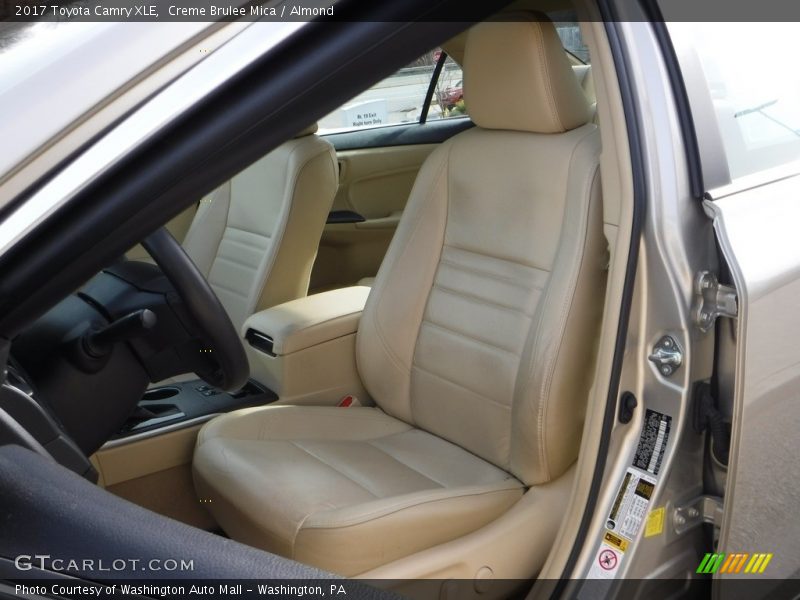 Creme Brulee Mica / Almond 2017 Toyota Camry XLE