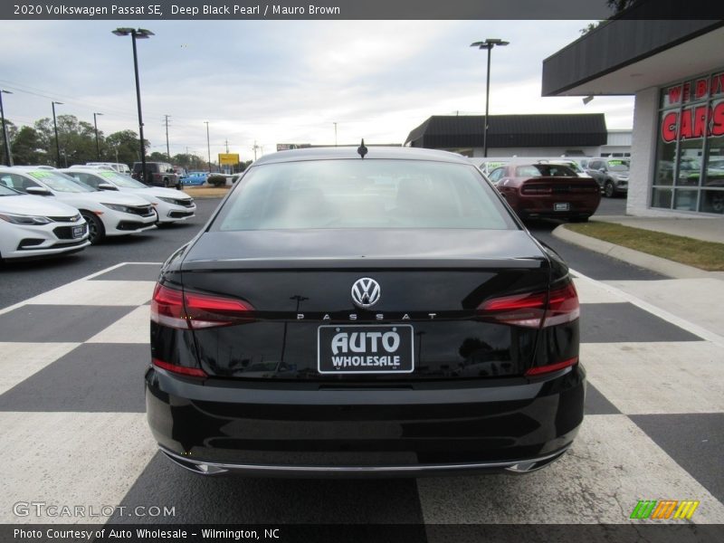 Deep Black Pearl / Mauro Brown 2020 Volkswagen Passat SE