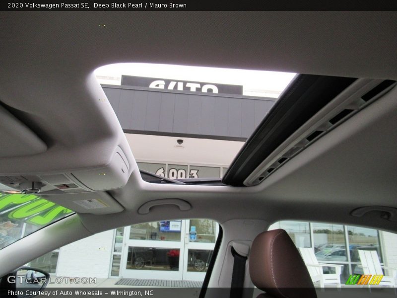 Deep Black Pearl / Mauro Brown 2020 Volkswagen Passat SE