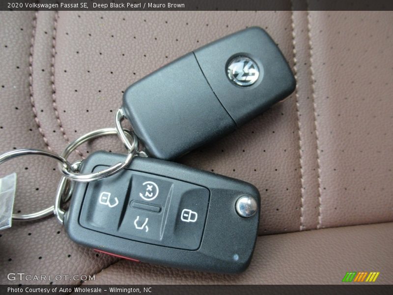 Deep Black Pearl / Mauro Brown 2020 Volkswagen Passat SE