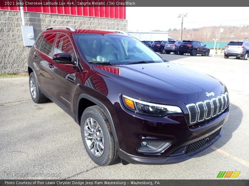 Front 3/4 View of 2021 Cherokee Latitude Lux 4x4