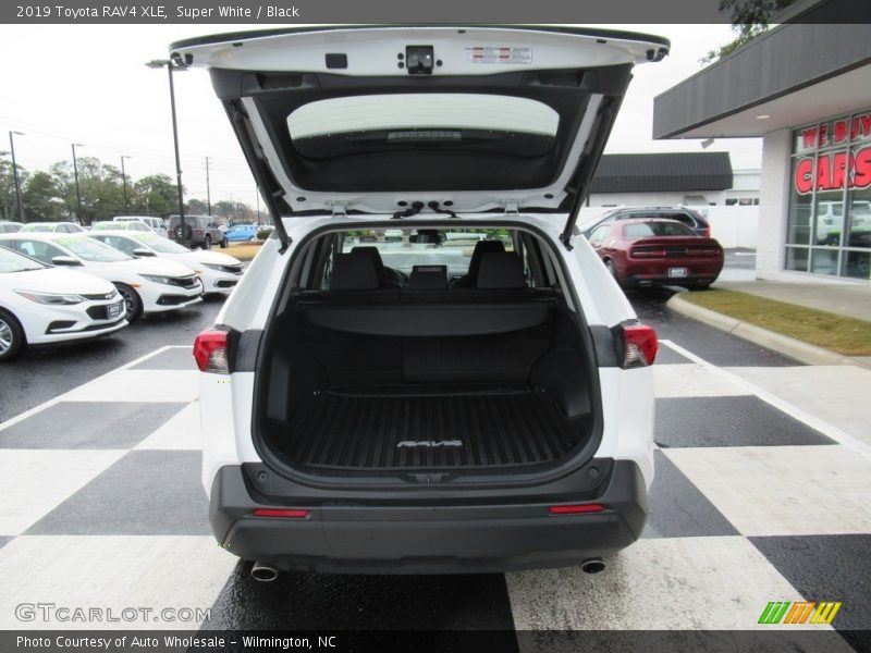 Super White / Black 2019 Toyota RAV4 XLE