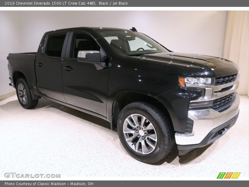 Front 3/4 View of 2019 Silverado 1500 LT Crew Cab 4WD