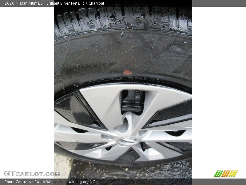 Brilliant Silver Metallic / Charcoal 2020 Nissan Altima S