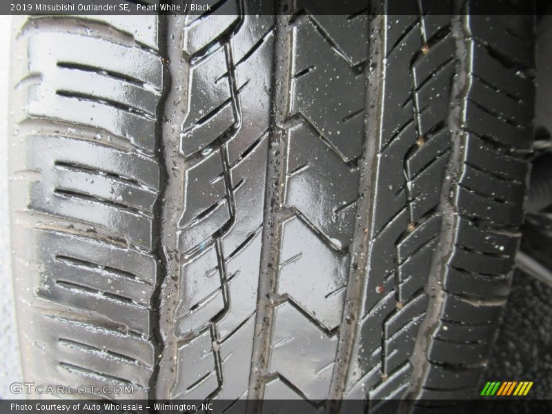 Pearl White / Black 2019 Mitsubishi Outlander SE