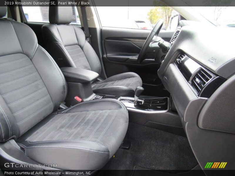 Pearl White / Black 2019 Mitsubishi Outlander SE