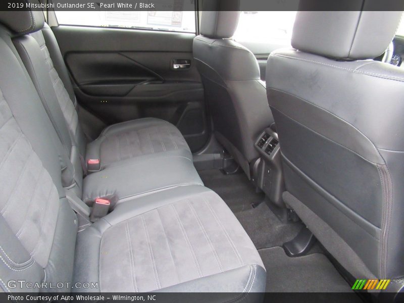 Pearl White / Black 2019 Mitsubishi Outlander SE