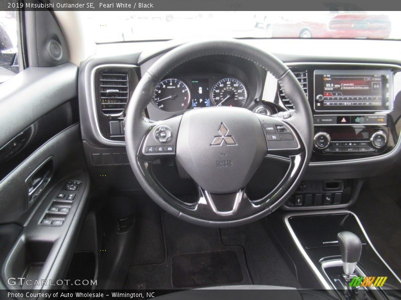 Pearl White / Black 2019 Mitsubishi Outlander SE