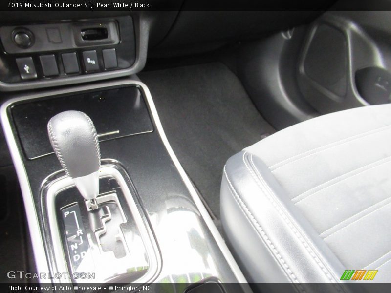 Pearl White / Black 2019 Mitsubishi Outlander SE