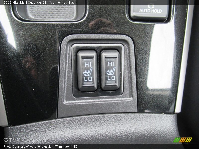 Pearl White / Black 2019 Mitsubishi Outlander SE
