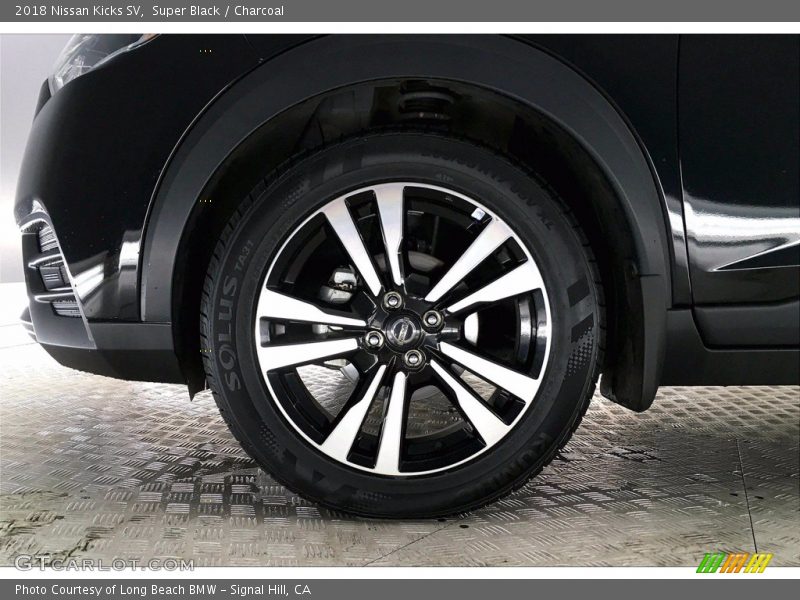 Super Black / Charcoal 2018 Nissan Kicks SV
