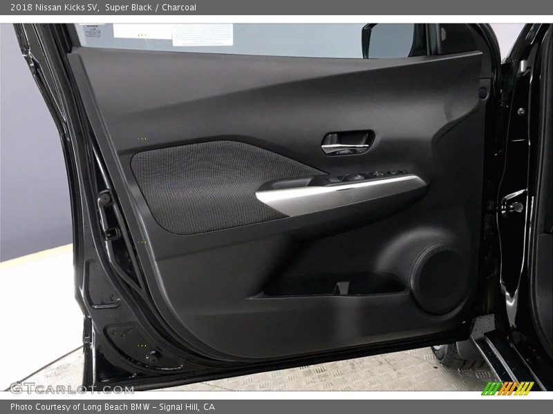 Super Black / Charcoal 2018 Nissan Kicks SV