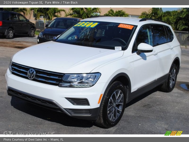 Pure White / Titan Black 2020 Volkswagen Tiguan SE