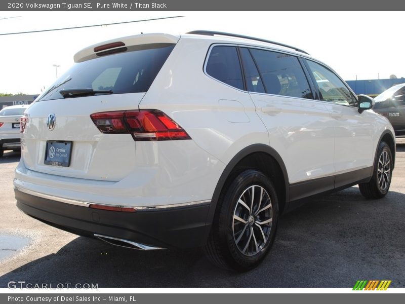 Pure White / Titan Black 2020 Volkswagen Tiguan SE