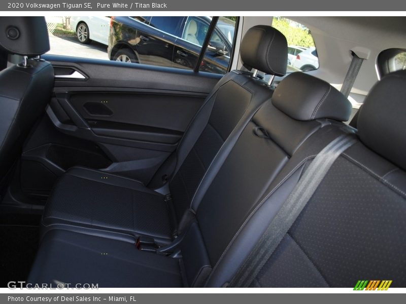 Pure White / Titan Black 2020 Volkswagen Tiguan SE