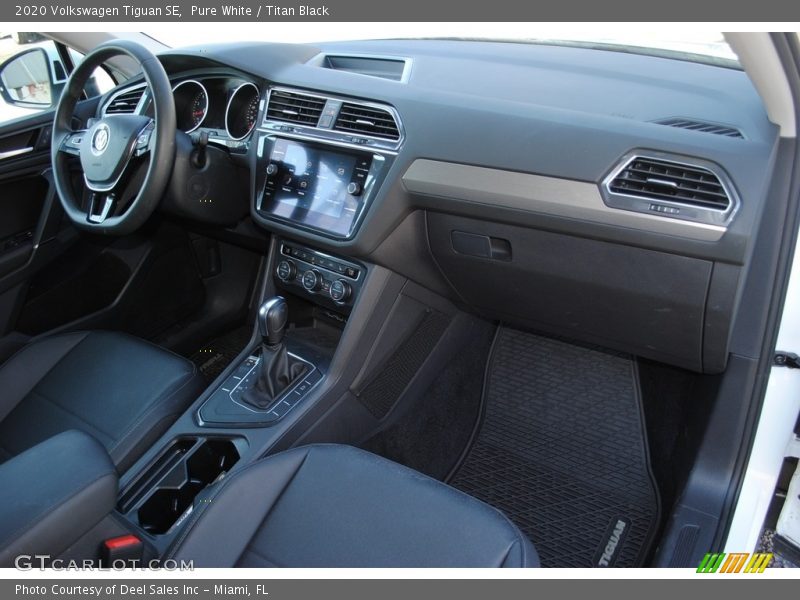 Pure White / Titan Black 2020 Volkswagen Tiguan SE
