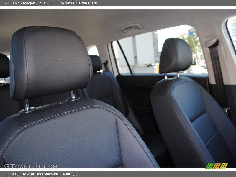 Pure White / Titan Black 2020 Volkswagen Tiguan SE