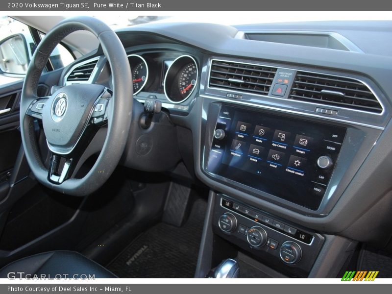 Pure White / Titan Black 2020 Volkswagen Tiguan SE