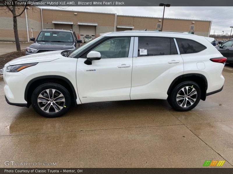 Blizzard White Pearl / Black 2021 Toyota Highlander Hybrid XLE AWD