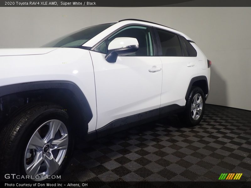 Super White / Black 2020 Toyota RAV4 XLE AWD