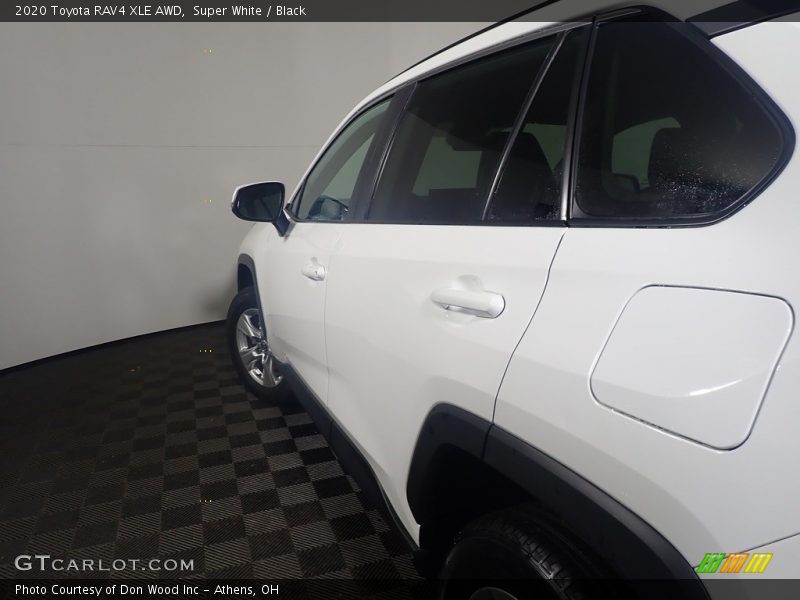 Super White / Black 2020 Toyota RAV4 XLE AWD