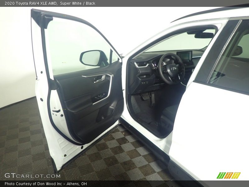 Super White / Black 2020 Toyota RAV4 XLE AWD