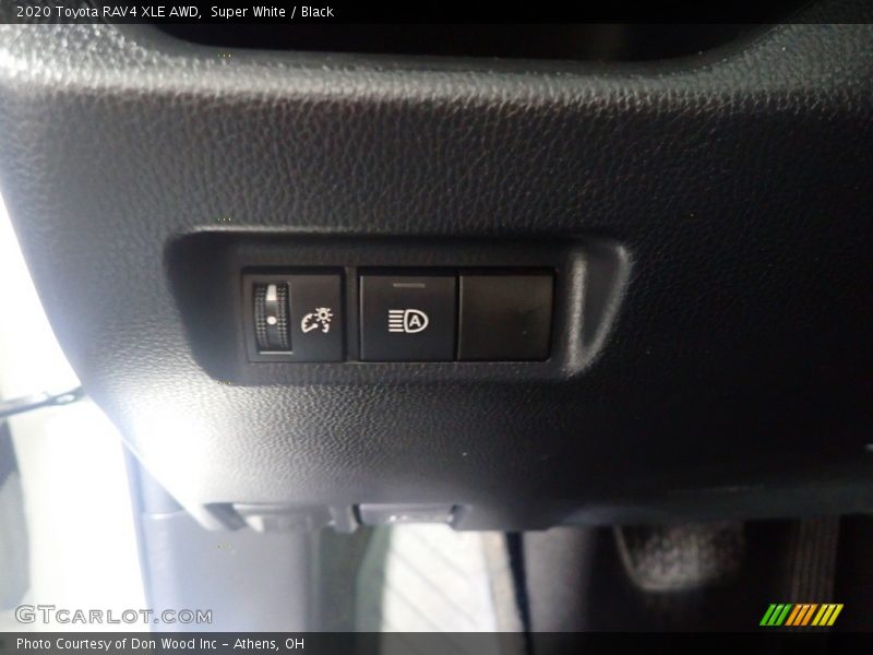 Super White / Black 2020 Toyota RAV4 XLE AWD