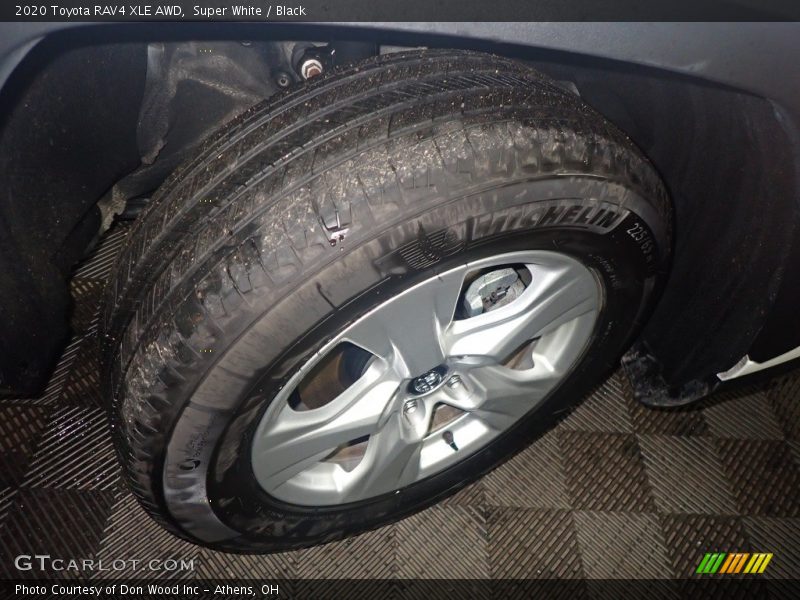 Super White / Black 2020 Toyota RAV4 XLE AWD