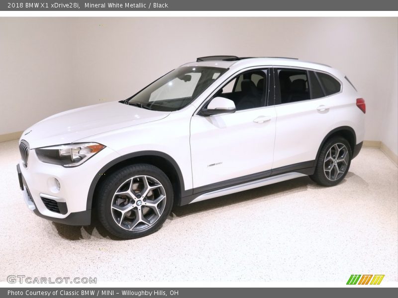 Mineral White Metallic / Black 2018 BMW X1 xDrive28i