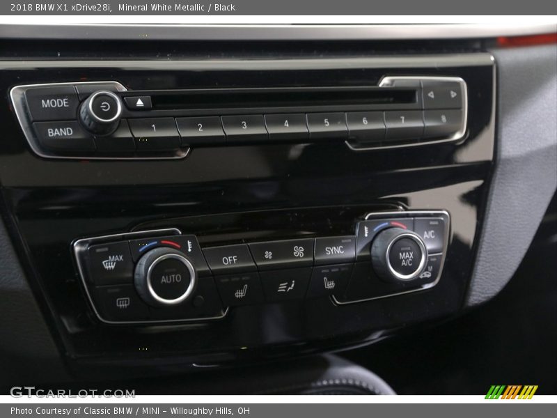 Mineral White Metallic / Black 2018 BMW X1 xDrive28i