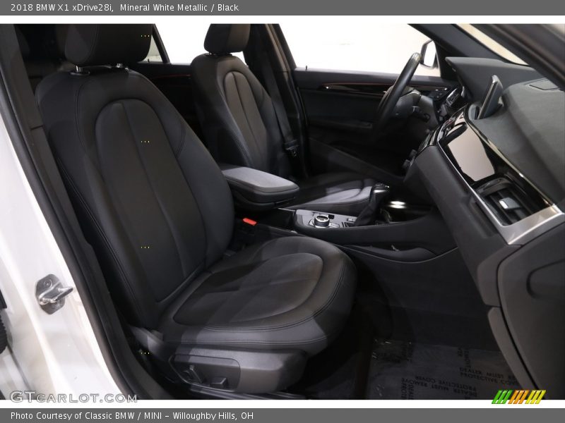 Mineral White Metallic / Black 2018 BMW X1 xDrive28i