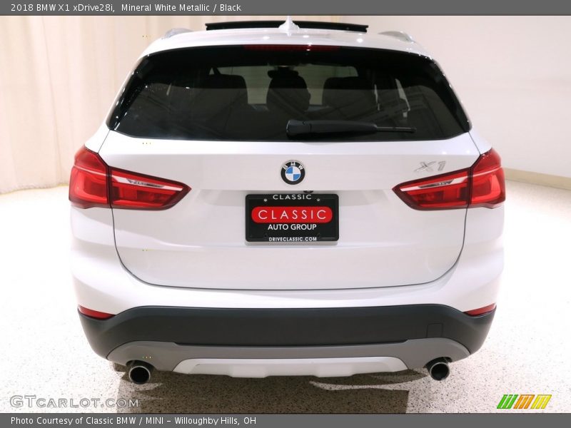 Mineral White Metallic / Black 2018 BMW X1 xDrive28i