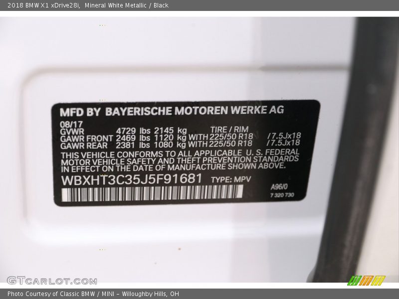 Mineral White Metallic / Black 2018 BMW X1 xDrive28i