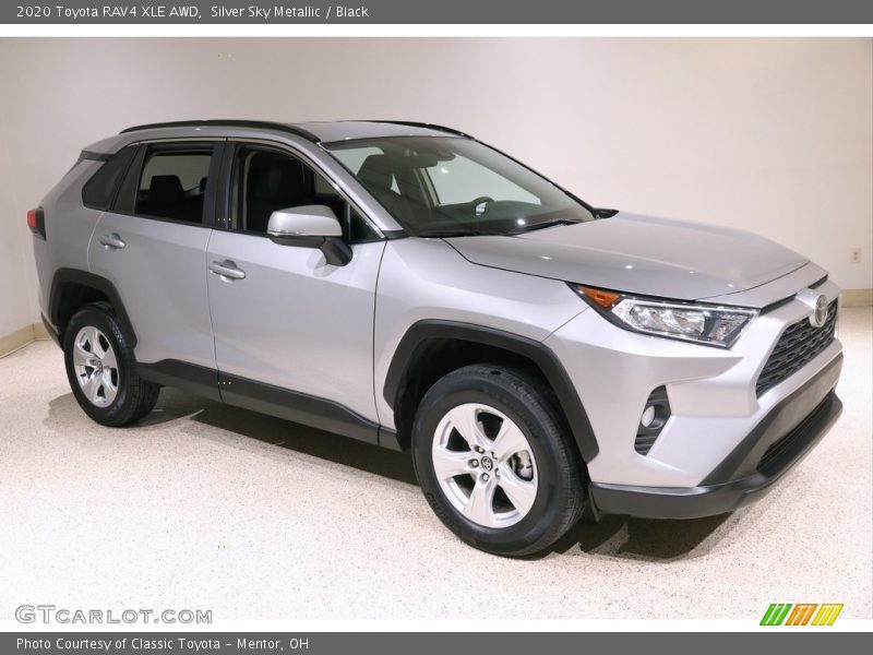 Front 3/4 View of 2020 RAV4 XLE AWD