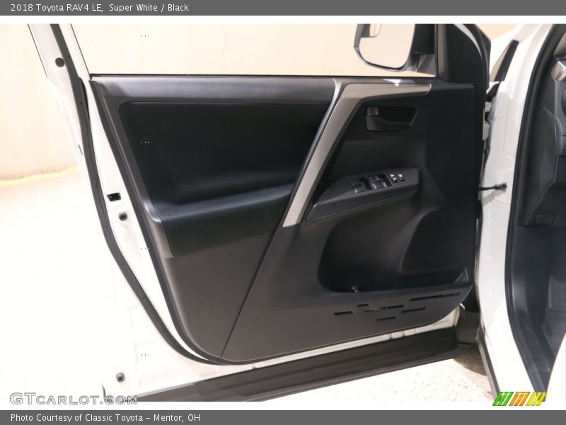 Super White / Black 2018 Toyota RAV4 LE