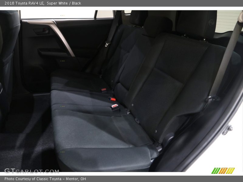 Super White / Black 2018 Toyota RAV4 LE