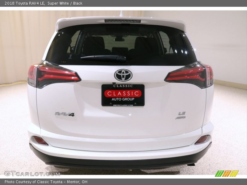Super White / Black 2018 Toyota RAV4 LE